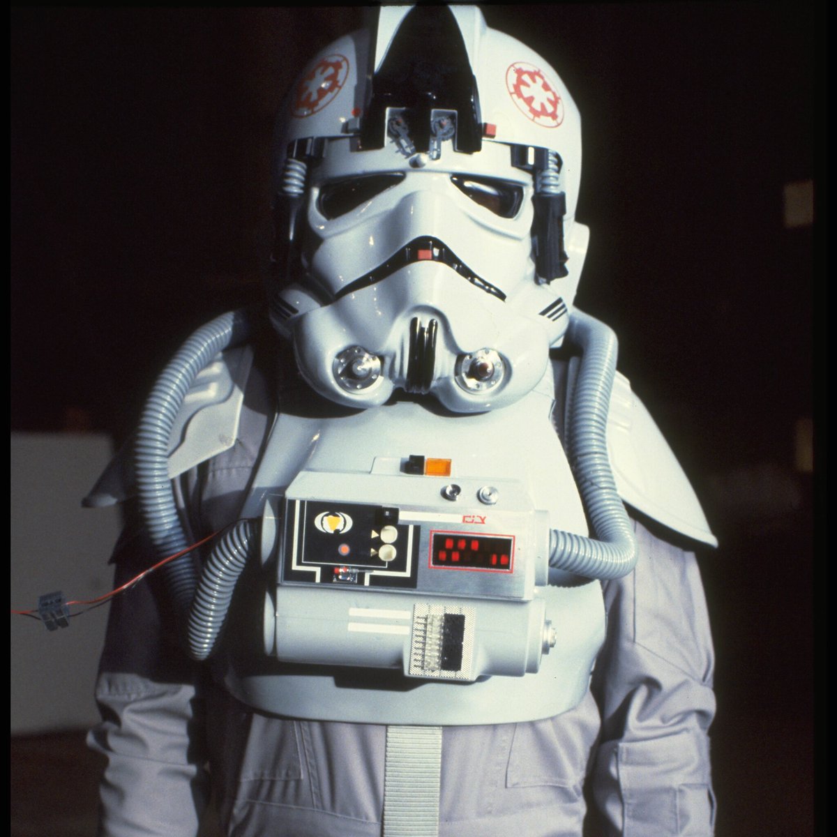 Kerrcarr01's tweet photo. You see, the snowtroopers use the same shoulder armor as the Imperial Army pilots and shares the same chest plate as Army General Veers 

Also they use military plaques instead of stormtrooper rank pauldrons. Them inspiring the look of the Army trooper later helps the theory too https://t.co/vaDXMe2Jtj