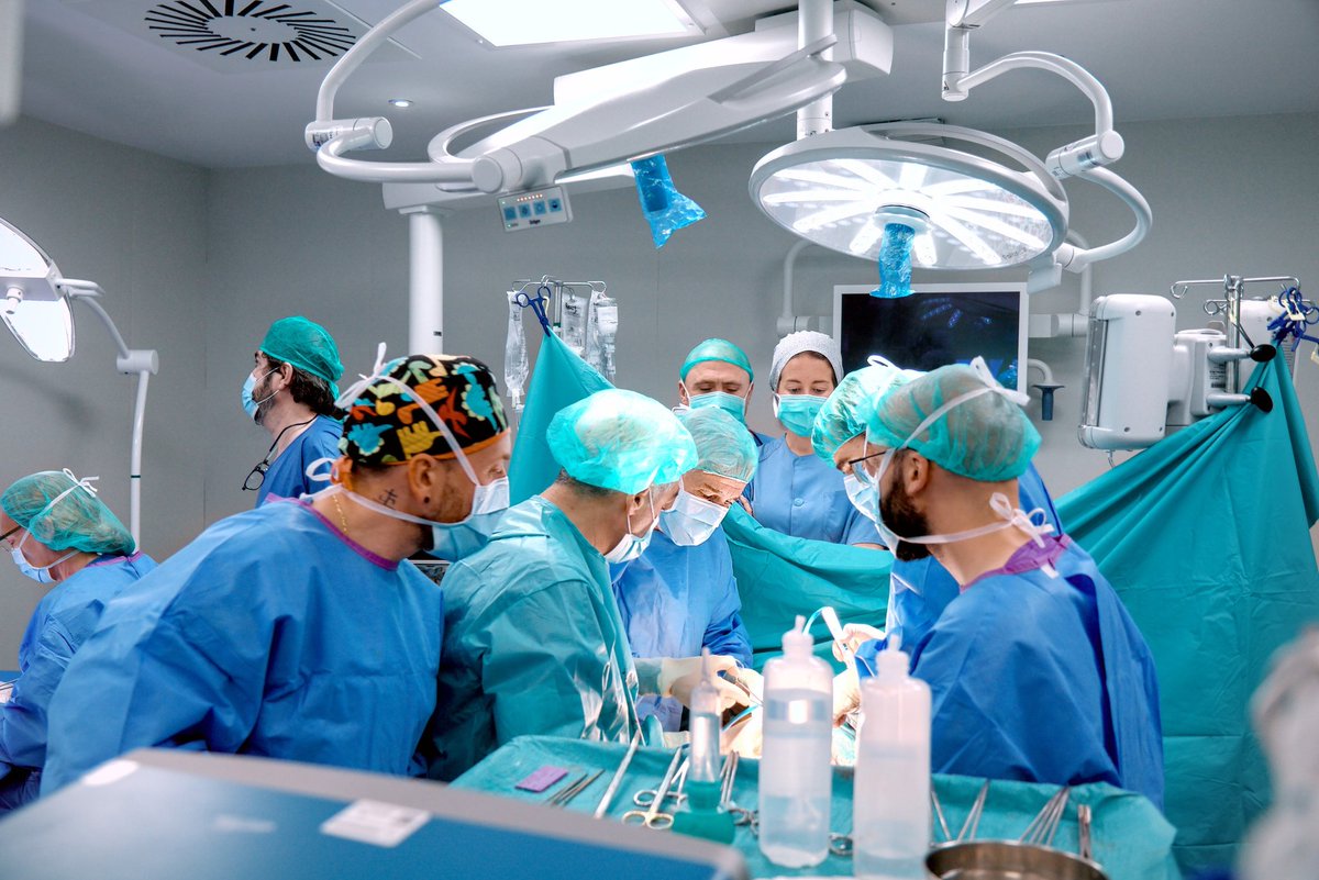HospitalUVRocio's tweet photo. 💯🥰 Más de 50 profesionales de nuestro hospital han participado en el primer trasplante de intestino realizado en Andalucía.

Tras más de 13 años de enfermedad y más de una década dependiendo de nutrición parenteral, Concha vuelve a comer con normalidad.

https://t.co/IUGJvXmBY0 https://t.co/i1SBAkYXmR