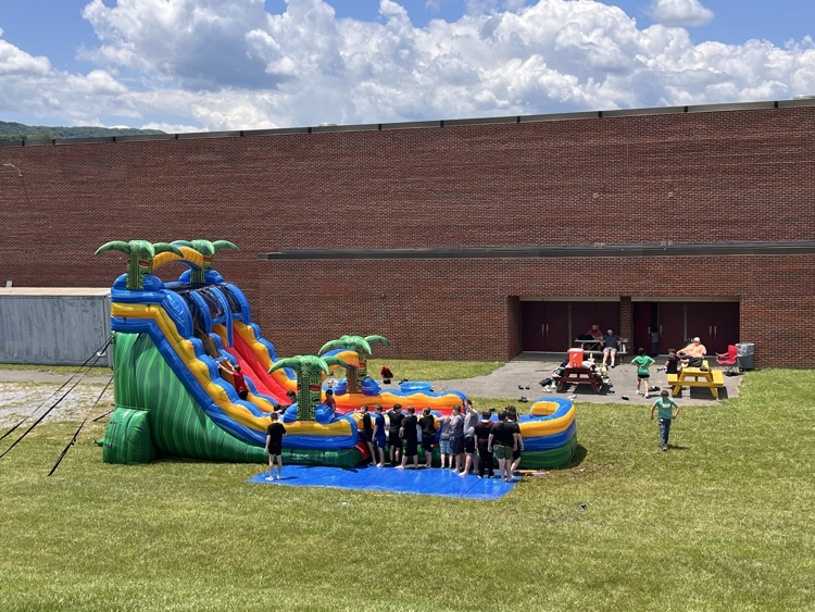 GMSGmen's tweet photo. Fun Day was a SUCCESS! ❤️💛 Thank you, PTO for the pizza 🍕 and games! Thank you, Jia Farmer &amp; Communities in Schools, for the water slide and fun activities!!! Teachers &amp; kids had a great day! We appreciate everyone's help! ❤️💛 https://t.co/ZZQCTnrxr1