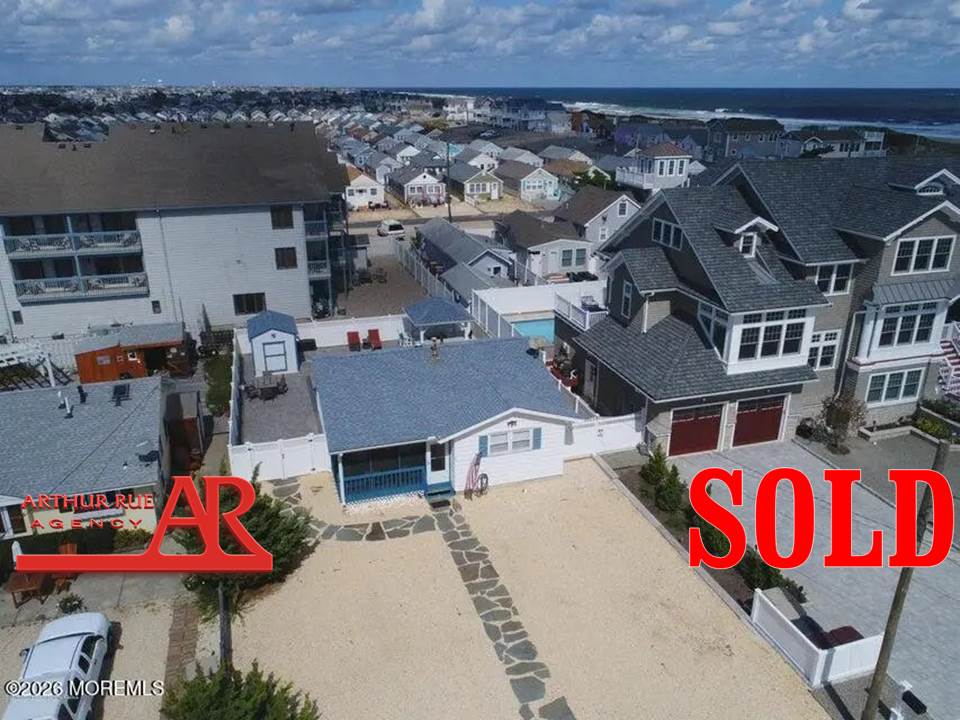 ArthurRueAgency's tweet photo. Double the representation, double the success! 
We are thrilled to have represented both the buyer and the seller in the seamless closing of this incredible Seaside Park home. When you work with an agent who truly commands the local market it's win win!
 https://t.co/lauCFNykvS https://t.co/WnRIzjnfPr