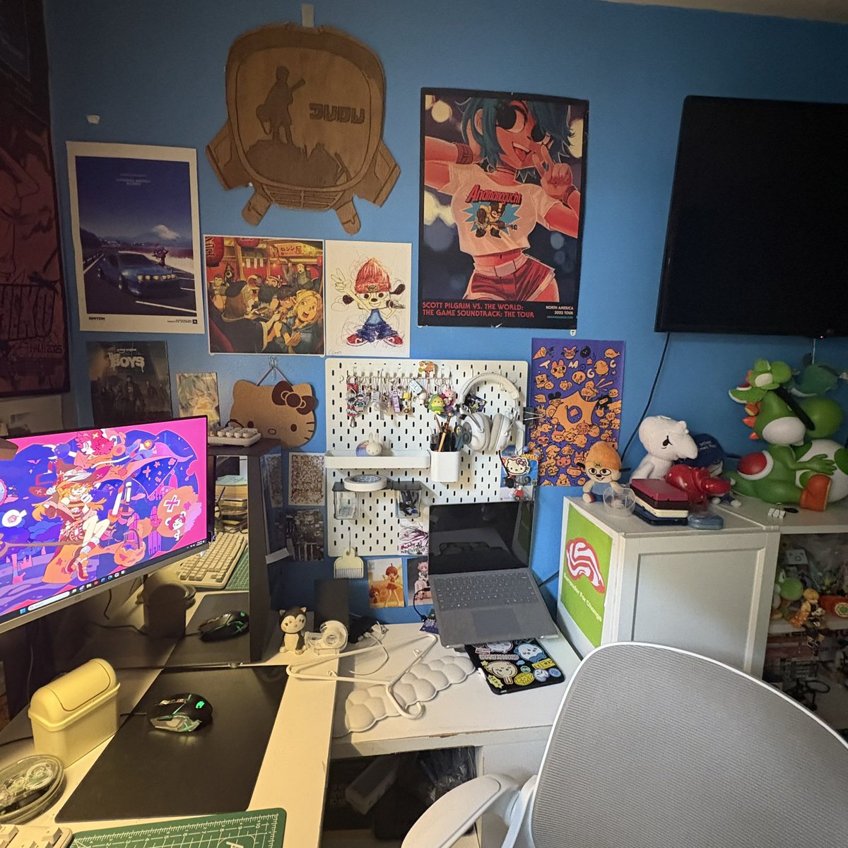 shivcove's tweet photo. i havent posted alot this year i got crazy busy with school and work also i didnt clean my desk bc this is practically the new look https://t.co/8imWN64ook