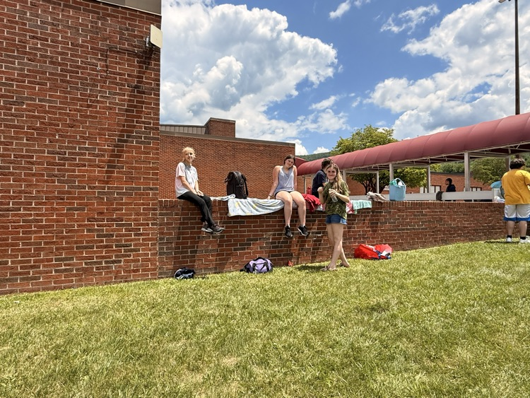 GMSGmen's tweet photo. Fun Day was a SUCCESS! ❤️💛 Thank you, PTO for the pizza 🍕 and games! Thank you, Jia Farmer &amp; Communities in Schools, for the water slide and fun activities!!! Teachers &amp; kids had a great day! We appreciate everyone's help! ❤️💛 https://t.co/ZZQCTnrxr1