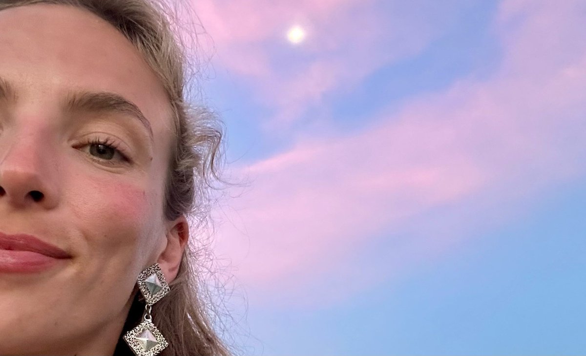 Kocka_'s tweet photo. I look like a fkn roast chicken when sunburnt yet Jodie Comer... https://t.co/rmN7n1xFyP