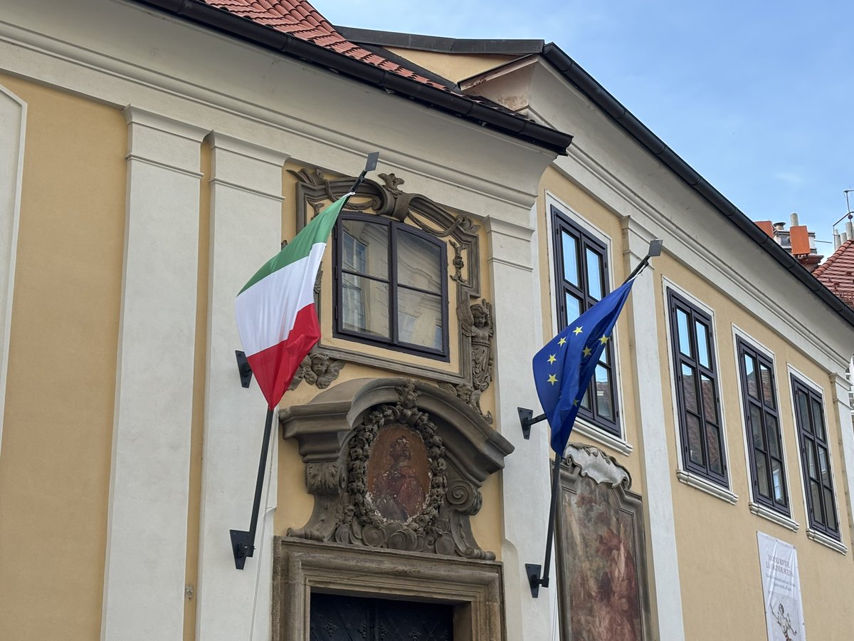 Europaeanus's tweet photo. Itálie dnes slaví Den republiky a zároveň si připomíná 80. výročí jejího vyhlášení. Bylo mi ctí přijmout pozvání J.E. Alessandra Gaudiana, italského velvyslance v Praze, na slavnostní recepci v historickém Vlašském špitále na Malé Straně. Pan ambasador hovořil o svobodě a demokracii, které je třeba bránit, a poukázal na příklad statečné Ukrajiny. Bylo mi stydno vyslechnout hloupý projev českého premiéra Andreje Babiše s jeho zcela jalovou kritikou EU a sebechválou. Neméně bizarní bylo masivní rojení ministrů Babišovy vlády, figur typu Havlíčka, Zůny, Mrázové či Tejce. Zachraňovalo to ovšem setkávání s přáteli, skvělé italské víno a lahůdky. Viva la Repubblica Italiana!🇨🇿🇮🇹