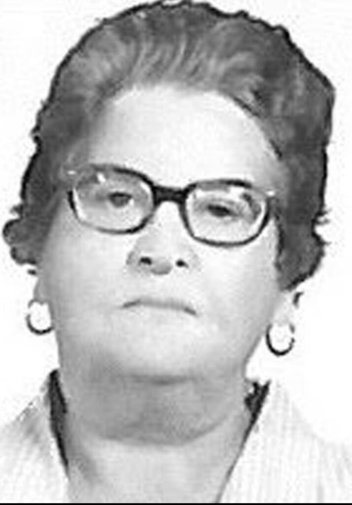 outsidersesp's tweet photo. Pan de La Milagrosa con queso y mantequilla.

Mi tía-abuela Rosa García sufrió con 22 años la detención, tortura, humillación y brutal violación grupal, por parte de los falangistas de Tamaraceite tras el golpe fascista del 36.

De niño me contaba como si fuera un cuento que Jesucristo fue el primer comunista, que por eso lo mataron como a mi abuelo Pancho, sacaba de un escondite guardado como un tesoro bajo su colchón de paja los libros prohibidos: textos religiosos mezclados con otros de Marx, Lenin, Durruti, poemas de Miguel Hernández y de Lorca, del que me dijo sonriente que le gustaban los hombres y que eso no era malo, que las mujeres podían amar a otras mujeres, que el amor era libre, que ningún cura ni fascista podría parar jamás el cariño verdadero.

Rosa, me abrió los ojos mientras me hacía bocadillos cada sábado de pan de La Milagrosa con queso y mantequilla, el café con la leche caliente de una de sus cabras, las tortillas a la francesa de sus gallinas, todas con nombre y su propia personalidad.

Jamás se casó, me hablaba de un novio que fue desaparecido: -Está en el pozo Tenoya- me decía -Allí lo tiraron el 9 de agosto del 36 porque era anarquista- mostrándome la foto del amor de su vida, de Miguelito, tantos años después, con los ojos llenos de lágrimas.

Un día me dijo que sentía un pitido en sus oídos, meses después en un bullicio en mi casa me enteré que había muerto, no me dejaron ir a su entierro, solo pude quedarme con sus libros, varias libretas amarillentas, donde descubrí algunos poemas de amor escritos a lápiz por ella.

Rosita, como la llamaban en el pueblo está presente su esencia en este nuevo libro. No te imaginas como me hubiera gustado llevárselo a su casa, como se hubiera alegrado de este legado, allí sentada con sus viejas gafas, leyendo en la piedra de la entrada de aquella humilde vivienda para mi repleta de hadas, brujas buenas y seres mágicos, de animalitos que parecían entenderla cuando les hablaba.

(Texto original de Francisco González Tejera)