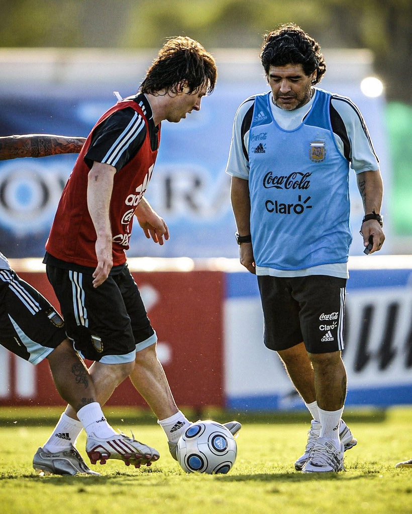 MotivacionesF's tweet photo. En el mundo existen más de 8.000 millones de personas. 

En Argentina nacieron los dos mejores futbolistas de la historia.

Salud. 🍷 https://t.co/UNaQfzBmAV