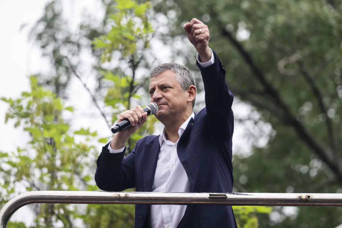 HaberKupur's tweet photo. Özgür Özel:

-Genel Başkan olduğumda yalnızca 2 kişiyi işten çıkarttım. Onların da biri kurultayda bizi anons etmeyen, şarkılarımızı çalmayan görevli, diğeri ise arkadaşlarımızın saldırıya uğramasına sebep olan kişiydi. Onlara da aynı koşullarda başka kurumlarda iş bularak, tazminatlarını vererek işten çıkarttım.

-Kimsenin ekmeğine elimi uzatmadım.

-Şimdi o iğrenç bıyıklı TGRT'ci gelmiş, bu partide 24 yıldır çalışanları, hepimizde emeği olanları tazminatsız işten çıkarıyor.

-Kamuoyu tepki gösterince, 'İnceleyeceğim' diyor.

-Gün gelecek, bugün o binaya o haksızlıkları yapanları, o berduştları sokanları, TGRT aparatlarını, iftiracı avukatları ben çok güzel bir şekilde inceleyeceğim.