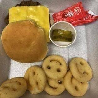 JeffsCentral's tweet photo. Summer Food Program Wednesday June 3rd @ Central. ALL children age 1-18 eat FREE. Dine in lunch from 11:00 to 12:30. ENTER THE EAST "CAFETERIA" DOOR.
Wednesday Lunch:Cheeseburger on Bun w/Potato Smiles, Fruit &amp; Fresh Veggies and Milk 
To-Go breakfast:Muffin, Peaches and Milk https://t.co/4ciU6Pnixt