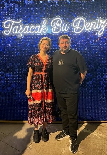 cihanasigmayism's tweet photo. Avam abartısız saçları ve o tatlı gülümsemesiyle eleni yine bildiğimiz gibi parıl parıl parlıyor arkadaki panonun önünde öyle naif durmuş ki tam bir peri kızı halisliği 💞🥺👑 #TaşacakBuDeniz https://t.co/ej1CFYppE1