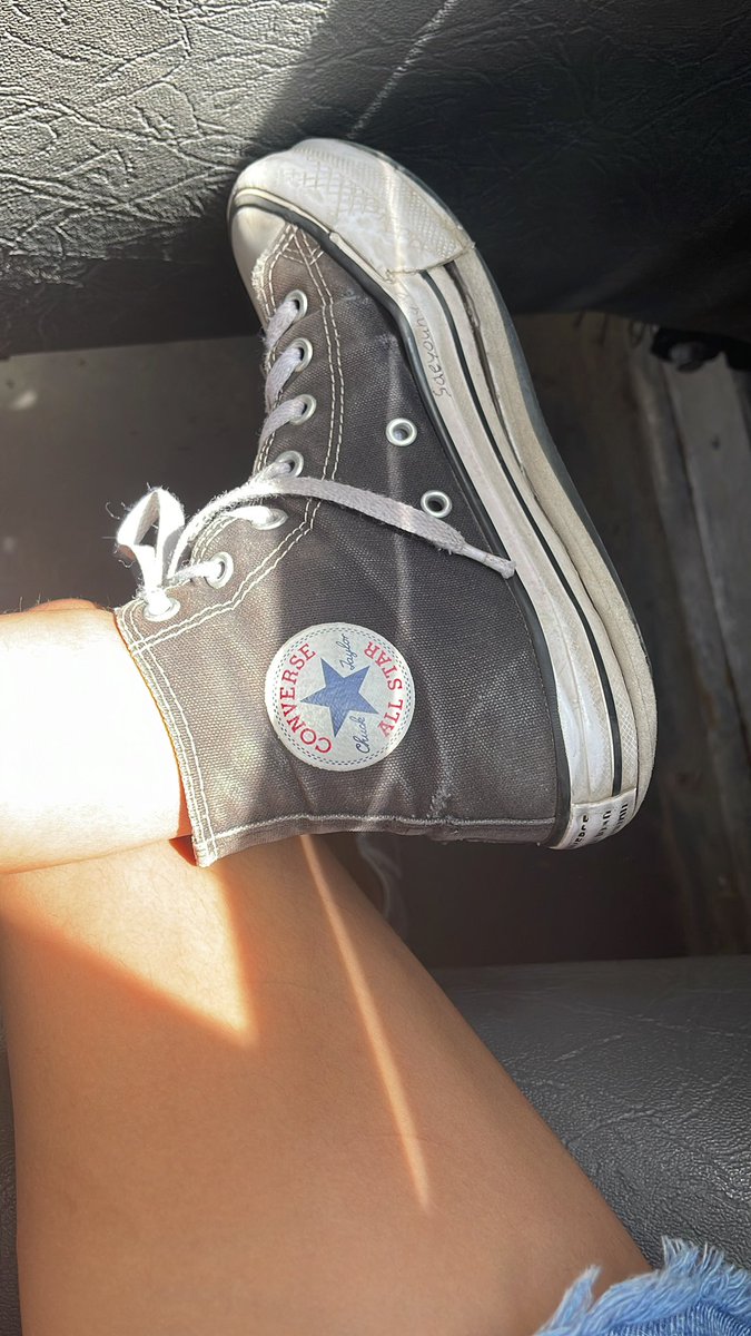 matchiux's tweet photo. mis converse ya no aguantan mas https://t.co/nUZxxEgcR3