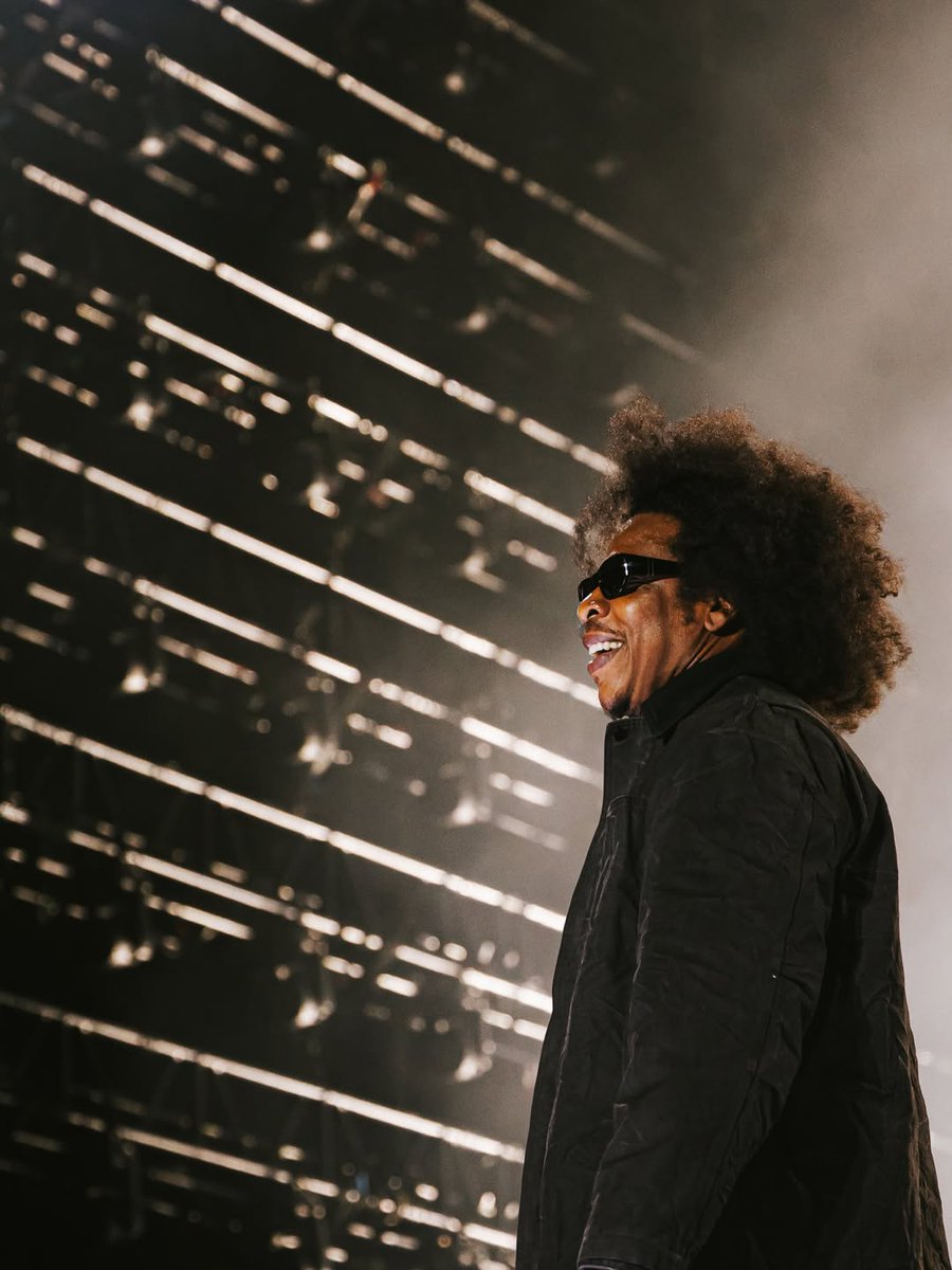 tvonetv's tweet photo. Jay Z shocked the world when he popped out at the Roots Picnic this weekend with a big, beautiful afro! Are you feeling his new look? Read more: https://t.co/ILjNQfC1eM
📸: @boogsflicks @rootspicnic https://t.co/TZYU4p5Jfn