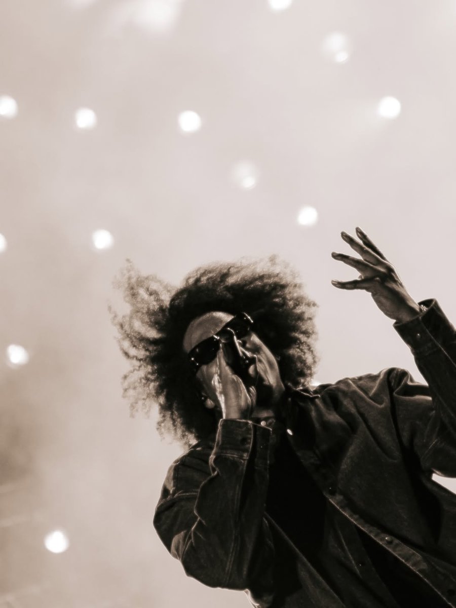 tvonetv's tweet photo. Jay Z shocked the world when he popped out at the Roots Picnic this weekend with a big, beautiful afro! Are you feeling his new look? Read more: https://t.co/ILjNQfC1eM
📸: @boogsflicks @rootspicnic https://t.co/TZYU4p5Jfn