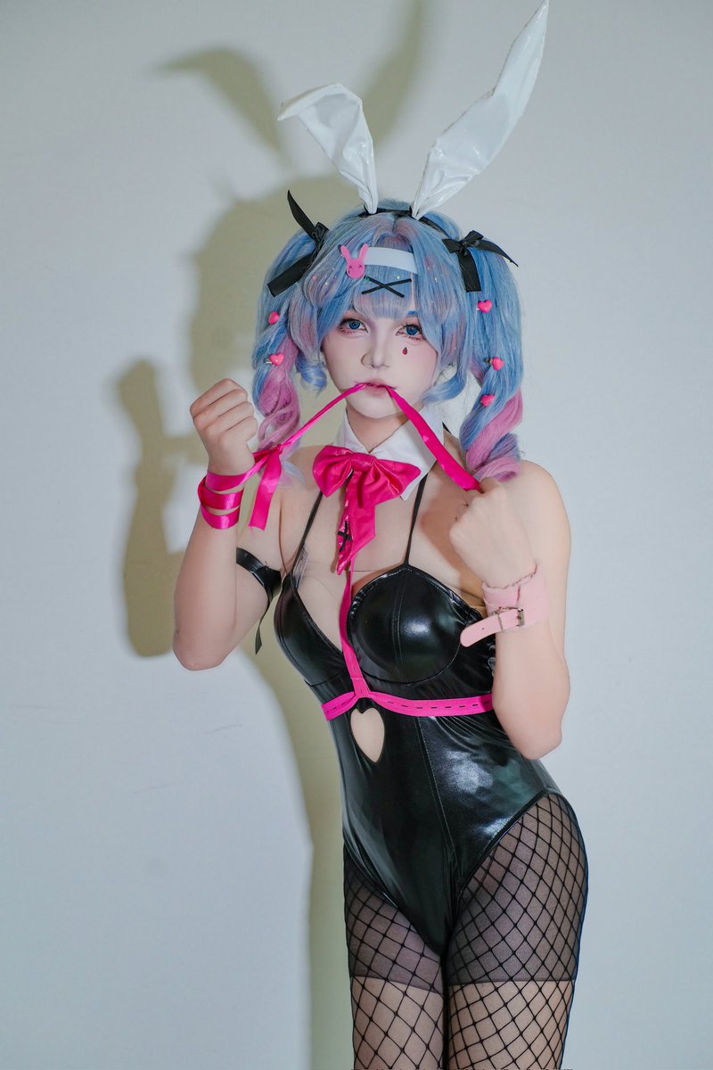 kvirxj's tweet photo. 擦屁股的最后一下 并不是你擦干净了，而是它的颜色淡到你能接受了。生活就是这样，差不多就行了，你越往里抠屎就越多，尽力了就行，剩下的交给内裤。#COSPLAY #兔子洞 #初音未来 https://t.co/502kwG0FKm