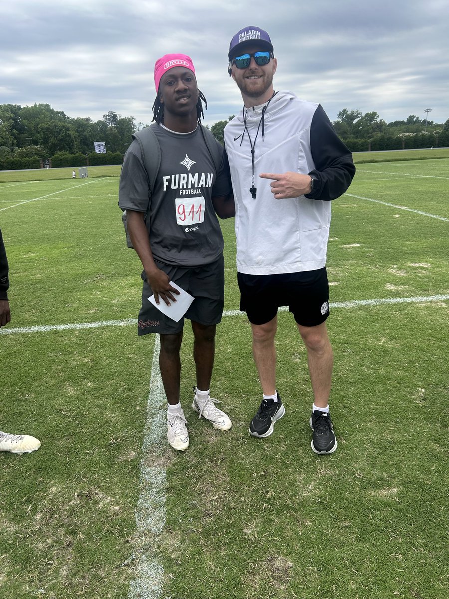 Coach_Neighbors's tweet photo. 𝐂𝐚𝐦𝐩 𝐒𝐙𝐍

Our 2027 ATH @AmirChisol8 and 2028 DL Antwann Chisolm performed at the Furman University Mega camp this morning❕

Amir ran a 4.49 40 and a 9’7 broad😳

#TRUST🌪️ https://t.co/1blwjcBoqa