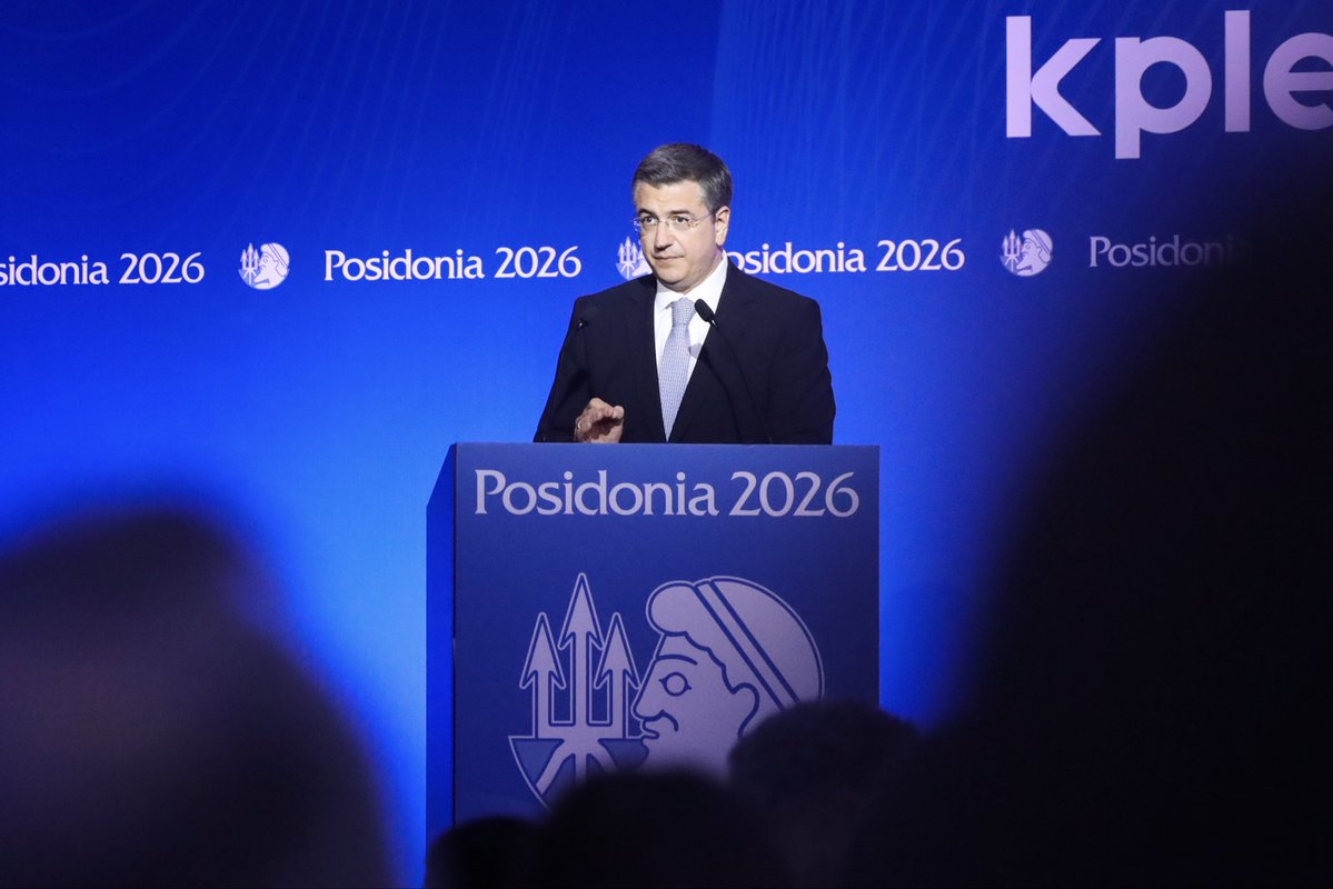 tzitzikostas's tweet photo. ⚓️ Εγκαινιάσαμε χθες στην Αθήνα, παρουσία του Πρωθυπουργού Κυριάκου Μητσοτάκη, τη διεθνή ναυτιλιακή έκθεση «Ποσειδώνια 2026».

Τα «Ποσειδώνια» αποτελούν εδώ και δεκαετίες έναν από τους σημαντικότερους θεσμούς της παγκόσμιας ναυτιλίας και μια ισχυρή υπενθύμιση ότι η Ελλάδα παραμένει παγκόσμια ναυτιλιακή δύναμη.

Η Ελλάδα αποτελεί τη «Silicon Valley» της παγκόσμιας ναυτιλίας. Ωστόσο, σε μια περίοδο αυξανόμενων γεωπολιτικών εντάσεων και διεθνούς ανταγωνισμού, η ελευθερία της ναυσιπλοΐας δεν μπορεί να θεωρείται δεδομένη. Τα Στενά του Ορμούζ αποτελούν μία από τις κρισιμότερες θαλάσσιες αρτηρίες του κόσμου. Δεν μπορούμε να αποδεχθούμε περιορισμούς διέλευσης, de facto πληρωμές ή πρακτικές εξαναγκασμού σε διεθνή ύδατα.

Χωρίς πλοία και χωρίς λιμάνια δεν υπάρχει ανταγωνιστική Ευρώπη. Γι’ αυτό η προστασία των διεθνών θαλάσσιων οδών και η τήρηση του διεθνούς δικαίου πρέπει να αποτελούν αδιαπραγμάτευτες προτεραιότητες.

#Posidonia2026