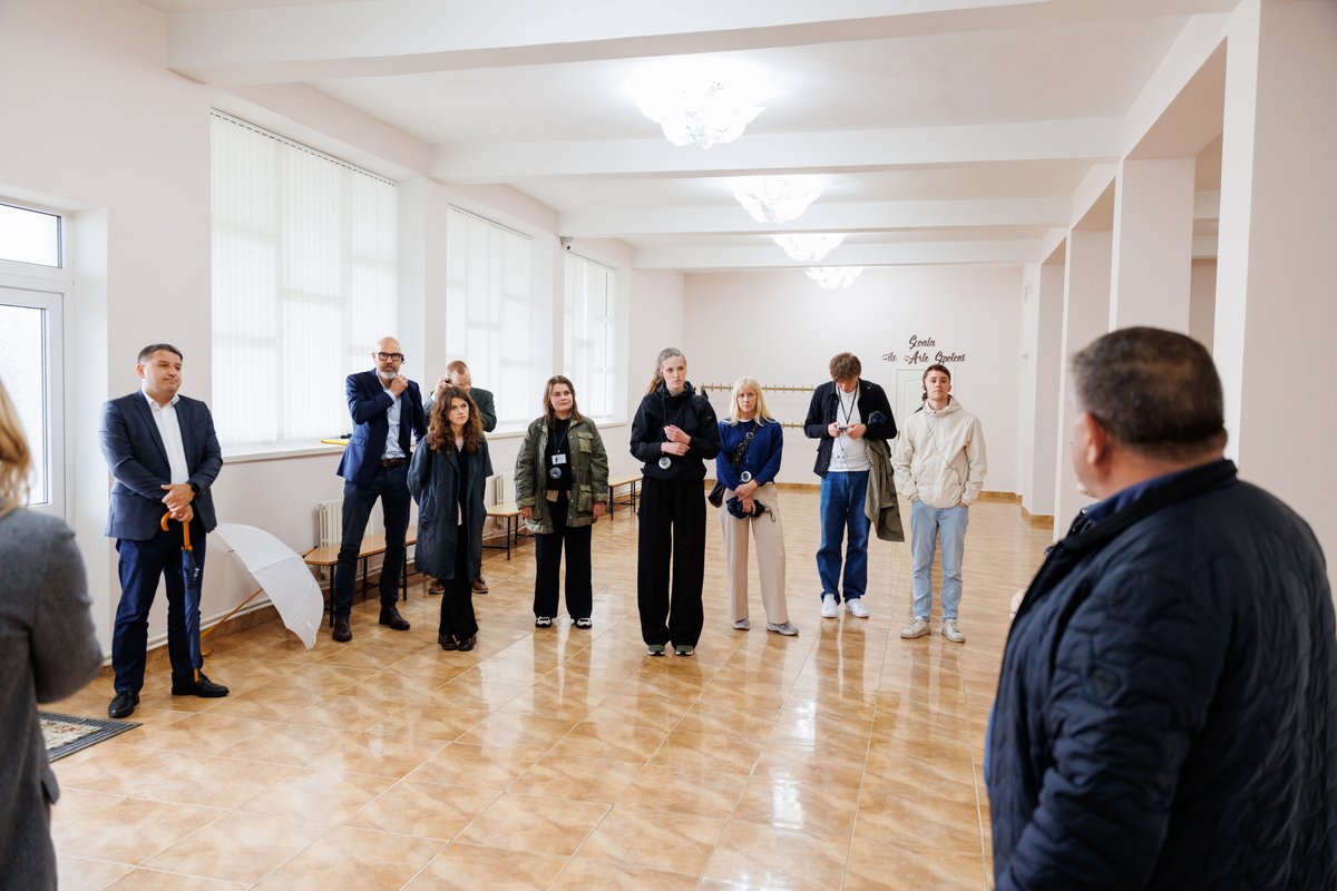 UNDPMoldova's tweet photo. Community-driven development in Călărași: the hometown association shows how diaspora, locals &amp; partners can transform communities: parks renovated, access ramps built, 🇺🇦refugees supported.🏘️
Our 🇩🇰delegation of youth party leaders visited the community &amp; saw first hand results. https://t.co/mgdIfUgiN3