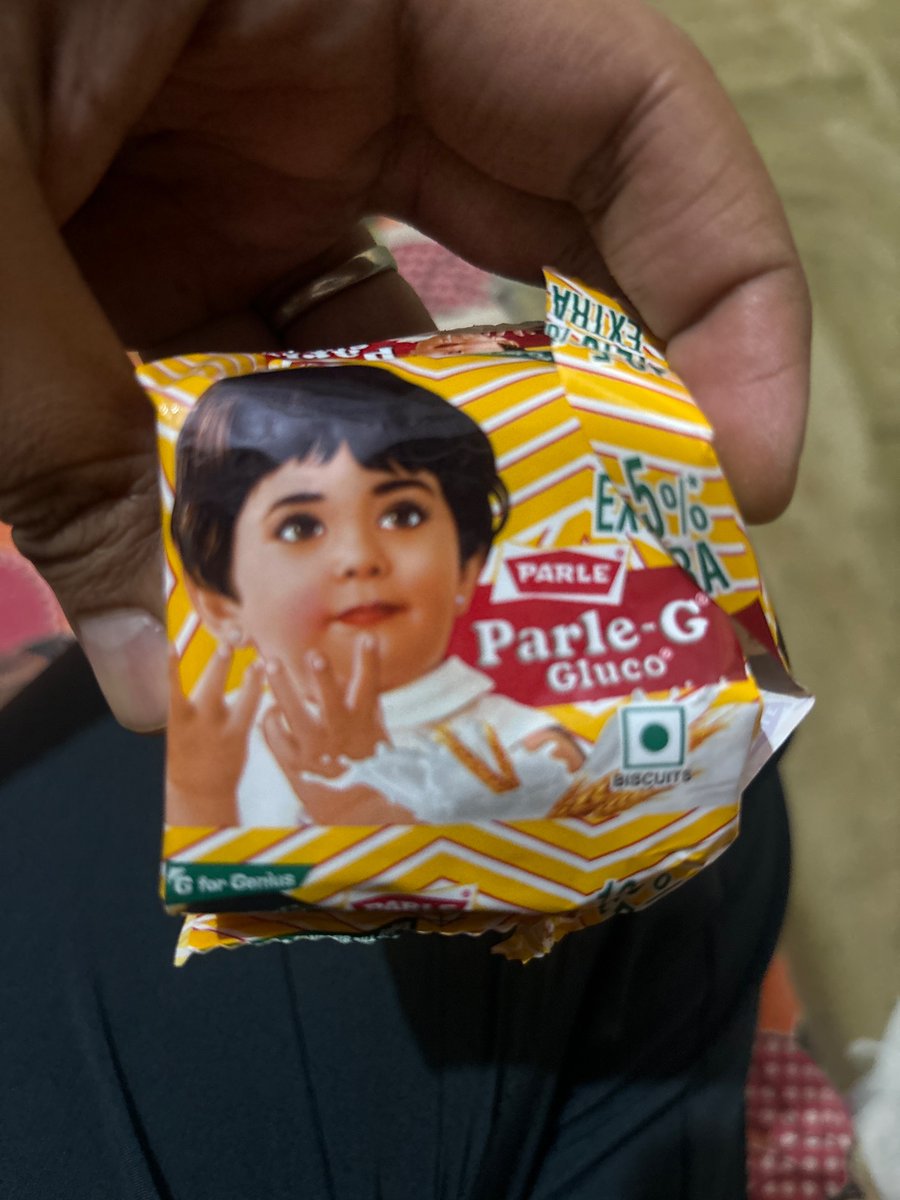 vikassengar88's tweet photo. These two types of  Parle G biscuits are in market which one is original @officialparleg  . Below one is tasteless , small in size , is it your original product or someone is making people fool . Kindly look into this , this packet belongs to the small biscuit which seems Copy https://t.co/NoedqHFs79