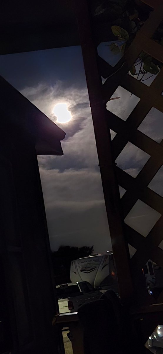 CardiBbackup's tweet photo. @AJamesMcCarthy The moon last night with my phone camera on my porch https://t.co/f8N1NnlAvX