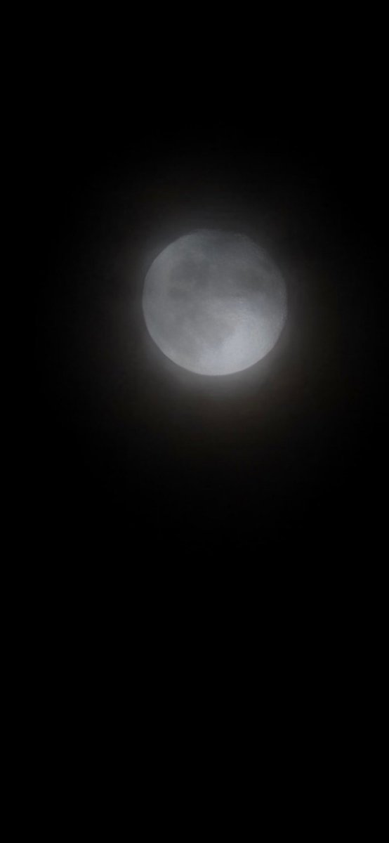 CardiBbackup's tweet photo. @AJamesMcCarthy The moon last night with my phone camera on my porch https://t.co/f8N1NnlAvX