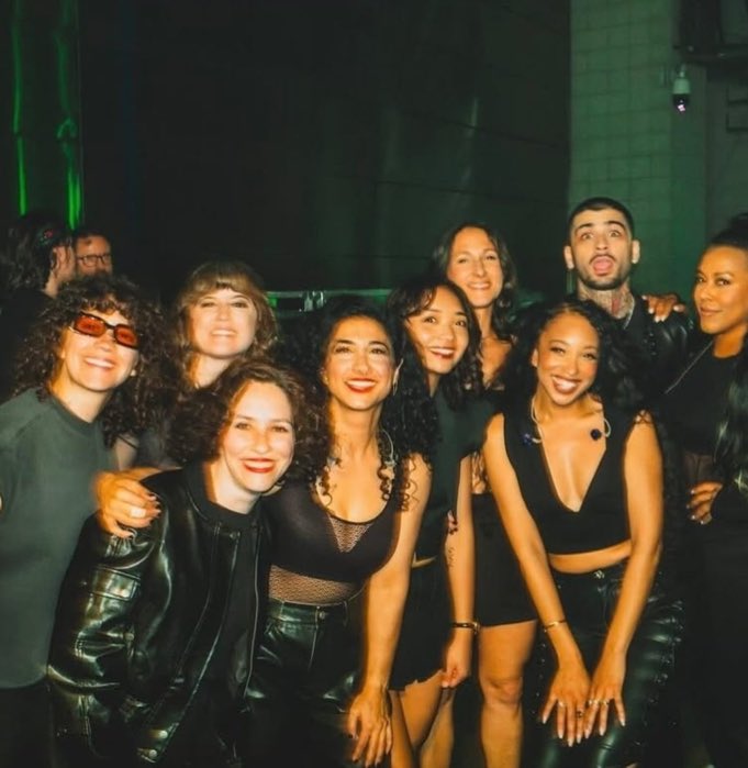 ThiinkOfYouZayn's tweet photo. "Acho que precisamos de mais mulheres em posições de poder em todo o mundo. Acho que muitos dos problemas do mundo poderiam ser resolvidos se permitíssemos mais contribuição das mulheres." 

📸 Zayn Malik com sua equipe para a The Konnakol Tour.

cr: ZaynNewsBRA https://t.co/A3gvwAoxp9