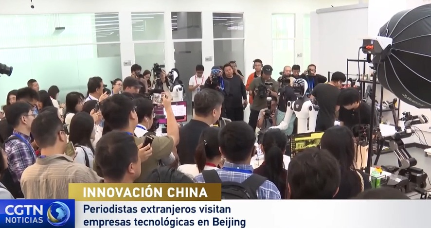 ChinaEmb_Bo's tweet photo. En Beijing, la innovación tecnológica se observa de cerca: robots humanoides, inteligencia incorporada y escenarios reales de aprendizaje.🇨🇳
Cerca de 70 periodistas de distintos países visitaron el Centro de Innovación de Robots Humanoides de Beijing, donde más de 120 robots interactúan en entornos simulados para recopilar datos, reconocer situaciones y fortalecer nuevos modelos tecnológicos.🤖
Esta experiencia muestra cómo China conecta investigación aplicada, inteligencia artificial y robótica avanzada con soluciones productivas, acercando el futuro a la vida cotidiana y a la transformación de las industrias. 🧠
Cuando la tecnología se orienta al servicio de las personas, la innovación deja de ser promesa y se convierte en oportunidad global. 🧪
La información completa amplía este recorrido por el ecosistema tecnológico chino:
https://t.co/qS9oEjaTSd
#RobóticaChina #BeijingTech #InteligenciaArtificial #InnovaciónGlobal