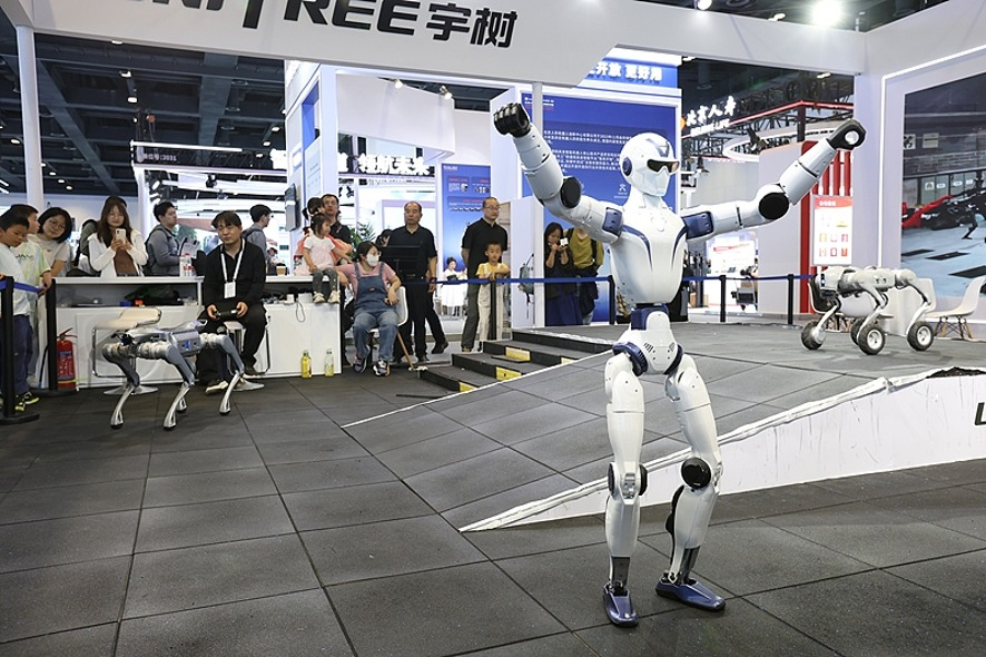 ChinaEmb_Bo's tweet photo. En Beijing, la innovación tecnológica se observa de cerca: robots humanoides, inteligencia incorporada y escenarios reales de aprendizaje.🇨🇳
Cerca de 70 periodistas de distintos países visitaron el Centro de Innovación de Robots Humanoides de Beijing, donde más de 120 robots interactúan en entornos simulados para recopilar datos, reconocer situaciones y fortalecer nuevos modelos tecnológicos.🤖
Esta experiencia muestra cómo China conecta investigación aplicada, inteligencia artificial y robótica avanzada con soluciones productivas, acercando el futuro a la vida cotidiana y a la transformación de las industrias. 🧠
Cuando la tecnología se orienta al servicio de las personas, la innovación deja de ser promesa y se convierte en oportunidad global. 🧪
La información completa amplía este recorrido por el ecosistema tecnológico chino:
https://t.co/qS9oEjaTSd
#RobóticaChina #BeijingTech #InteligenciaArtificial #InnovaciónGlobal