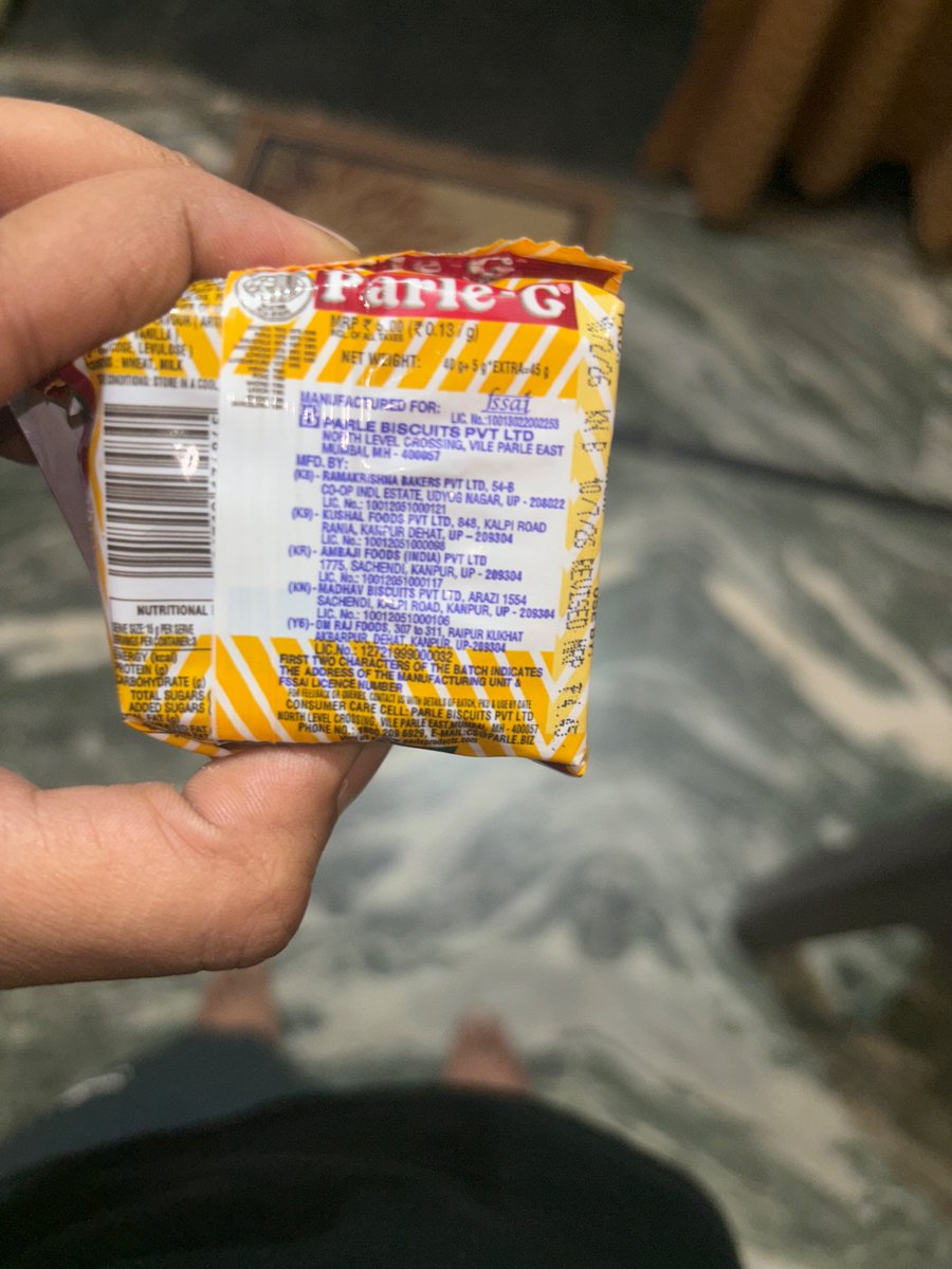 vikassengar88's tweet photo. These two types of  Parle G biscuits are in market which one is original @officialparleg  . Below one is tasteless , small in size , is it your original product or someone is making people fool . Kindly look into this , this packet belongs to the small biscuit which seems Copy https://t.co/NoedqHFs79