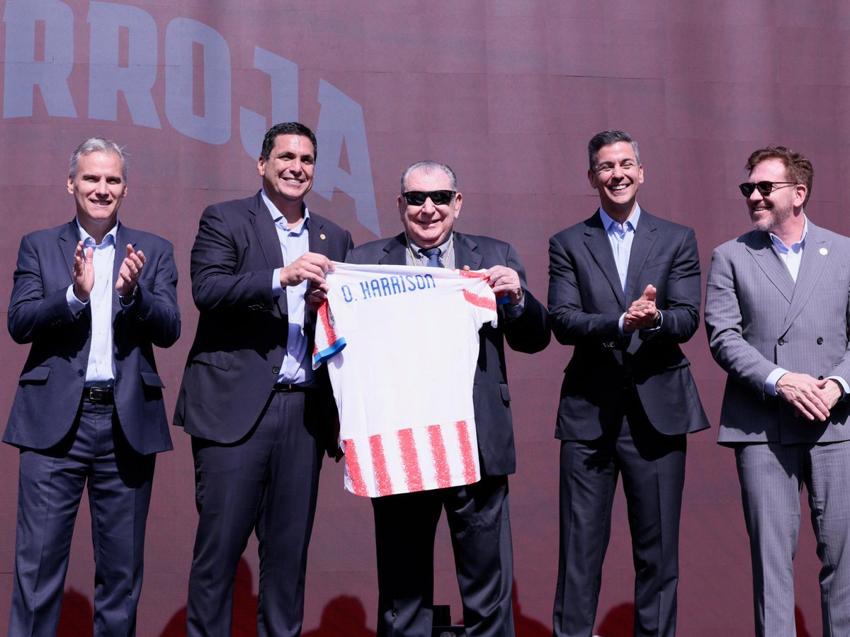 Albirroja's tweet photo. Honrando el legado de quien trabajó incansablemente por nuestro fútbol.

El Esc. Óscar Harrison, extitular de la @APFOficial, fue parte de un merecido homenaje en este día.

#VamosParaguay 🇵🇾 https://t.co/Fjb4gyAP3e