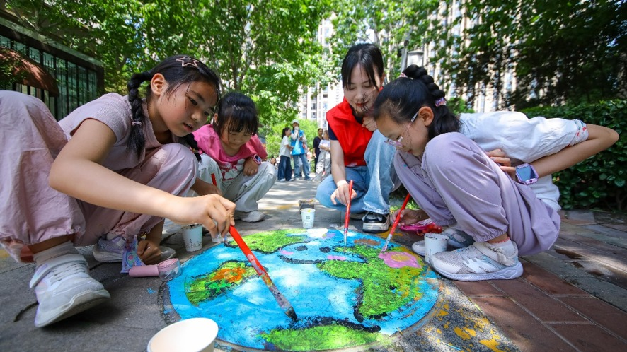 ChinaEmb_Bo's tweet photo. En Qingdao, la infancia convirtió espacios cotidianos en pequeños lienzos de conciencia ambiental y alegría comunitaria.🎨
Por el Día Internacional del Niño, niñas y niños pintaron tapas de alcantarilla y bolardos con mensajes sobre el hogar terrestre, la protección ambiental y la clasificación de residuos.
Con el acompañamiento de voluntarios, la actividad embelleció rincones de la ciudad y demostró que la educación también puede nacer desde la creatividad, la participación y el cuidado del entorno.🌱
Cuando una ciudad da espacio a la imaginación de sus niños, también siembra valores para una sociedad más sensible, responsable y unida. 
La historia completa muestra cómo el arte comunitario transforma la celebración en aprendizaje:
https://t.co/CzBXIHhus6
#Qingdao #InfanciaConValores #DíaInternacionalDelNiño #ArteComunitario #CuidadoDelPlaneta