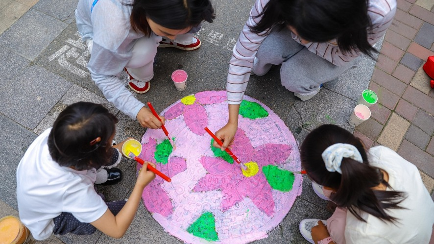 ChinaEmb_Bo's tweet photo. En Qingdao, la infancia convirtió espacios cotidianos en pequeños lienzos de conciencia ambiental y alegría comunitaria.🎨
Por el Día Internacional del Niño, niñas y niños pintaron tapas de alcantarilla y bolardos con mensajes sobre el hogar terrestre, la protección ambiental y la clasificación de residuos.
Con el acompañamiento de voluntarios, la actividad embelleció rincones de la ciudad y demostró que la educación también puede nacer desde la creatividad, la participación y el cuidado del entorno.🌱
Cuando una ciudad da espacio a la imaginación de sus niños, también siembra valores para una sociedad más sensible, responsable y unida. 
La historia completa muestra cómo el arte comunitario transforma la celebración en aprendizaje:
https://t.co/CzBXIHhus6
#Qingdao #InfanciaConValores #DíaInternacionalDelNiño #ArteComunitario #CuidadoDelPlaneta