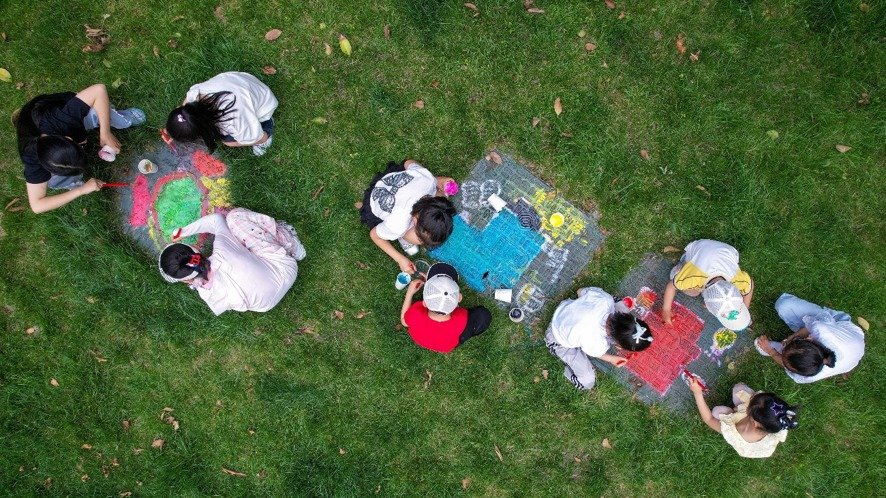 ChinaEmb_Bo's tweet photo. En Qingdao, la infancia convirtió espacios cotidianos en pequeños lienzos de conciencia ambiental y alegría comunitaria.🎨
Por el Día Internacional del Niño, niñas y niños pintaron tapas de alcantarilla y bolardos con mensajes sobre el hogar terrestre, la protección ambiental y la clasificación de residuos.
Con el acompañamiento de voluntarios, la actividad embelleció rincones de la ciudad y demostró que la educación también puede nacer desde la creatividad, la participación y el cuidado del entorno.🌱
Cuando una ciudad da espacio a la imaginación de sus niños, también siembra valores para una sociedad más sensible, responsable y unida. 
La historia completa muestra cómo el arte comunitario transforma la celebración en aprendizaje:
https://t.co/CzBXIHhus6
#Qingdao #InfanciaConValores #DíaInternacionalDelNiño #ArteComunitario #CuidadoDelPlaneta