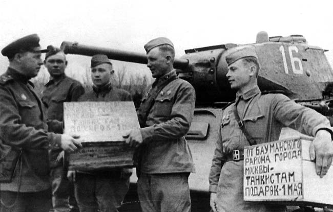 ZxvHqR89tGkRuqj's tweet photo. Екіпажу танка КВ-1С вручають подарунки, 1943 рік. https://t.co/ebdOtqm7JO