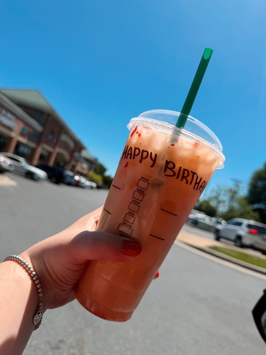 vlaird007's tweet photo. Starbucks: misspells names
Also @Starbucks: misspells “Happy Birthday”
At least they're committed to the bit. Thanks for the birthday drink! 🎉🥂 https://t.co/PWKrSblchA