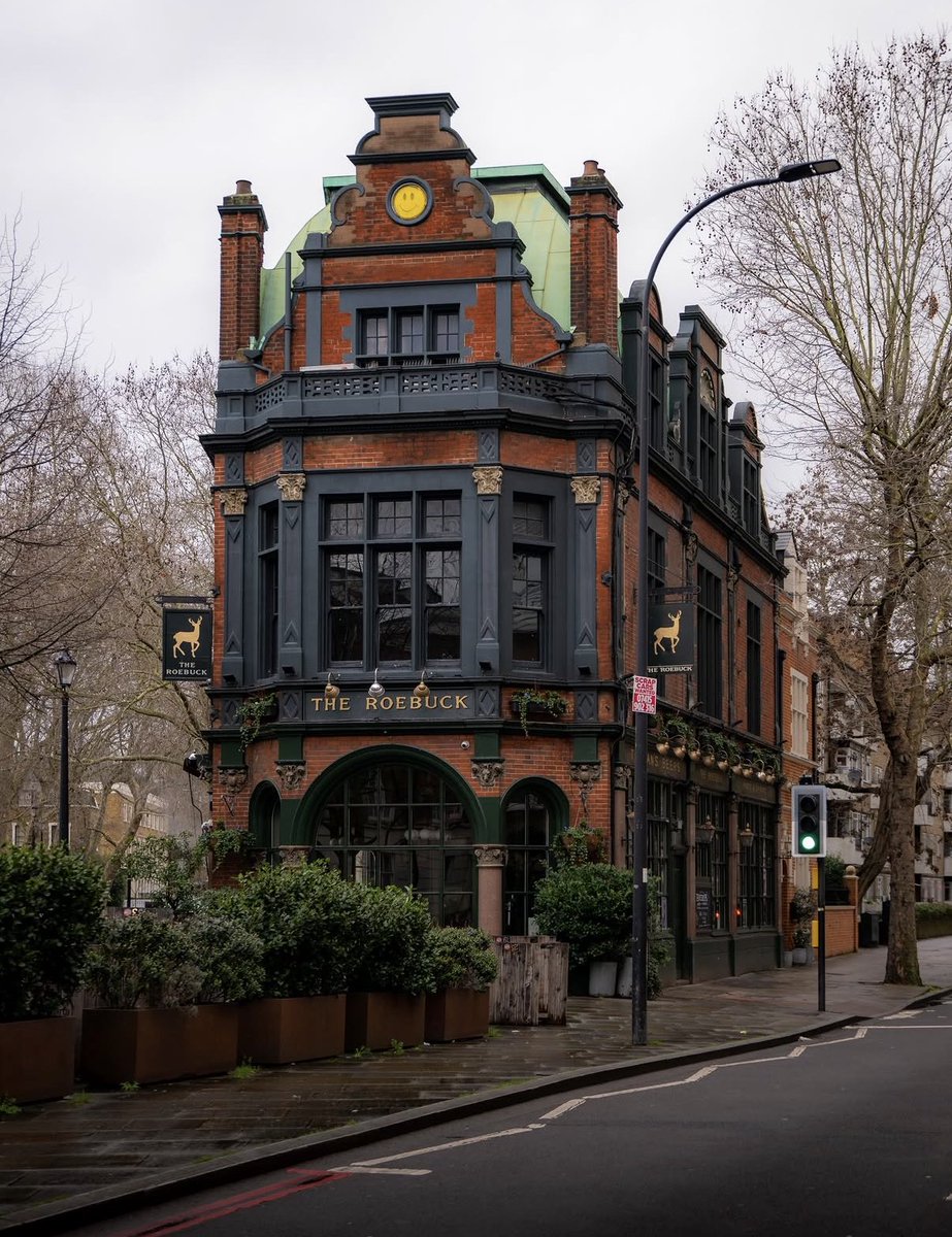 EvaLovesDesign's tweet photo. Such a beautiful English pub 

The Roebuck, on great Dover street in Southwark.

A true Victorian gem built in 1892, with huge windows, ornate decorate moldings. https://t.co/LmqUeIEera