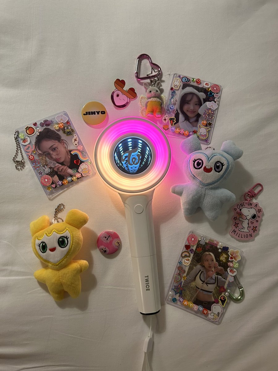 hyoszone's tweet photo. u know i keep that thang on me https://t.co/Bzf3HH7Jej