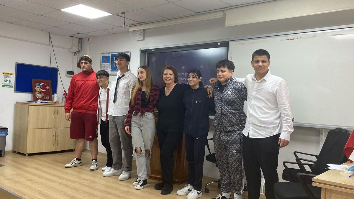 atalar_mtal's tweet photo. DRAMA ETKİNLİĞİ
Okulumuz Türk Dili ve Edebiyatı öğretmeni  Yeşim Dinçer tarafından yazılıp sahneye konulan “Akran Nezaketsizliği” ve “Ben Kimim” adlı drama etkinlikleri öğrencilerimiz Mikail Açıkgöz, Can Atay Buruntay, İslam Can Cengiz, Deniz Çuhadar, Devlet Bâki Dev, Büşra İlhan, Serra Ecrin Küçük, Bahar Şirin, Alperen Küçük, Havin Al tarafından okulumuzun konferans salonunda sahnelendi.  Sevgi, saygı, nezaket kavramları ve meslek liselerinin önemi  interaktif paylaşımlarla bir kez daha vurgulandı. Emeği geçen herkese teşekkür ederiz.
#MaarifinKalbindeMarifetliGençlik
@kartalmem
@istanbulilmem
@MucahitYentur 
@gul_davut