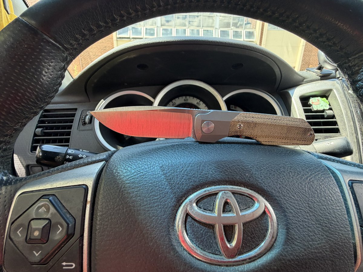 KnifeTruth's tweet photo. What’s in your pocket?
Today’s carry is the @VeroEngineering mini Synapse.  Joseph Verona’s developed a bit of a cult following for his exceptional designs.  You can tell I carry it often.  Patina on the Micarta don’t lie.  

What knife are you carrying today? https://t.co/OsyjmWQxtw