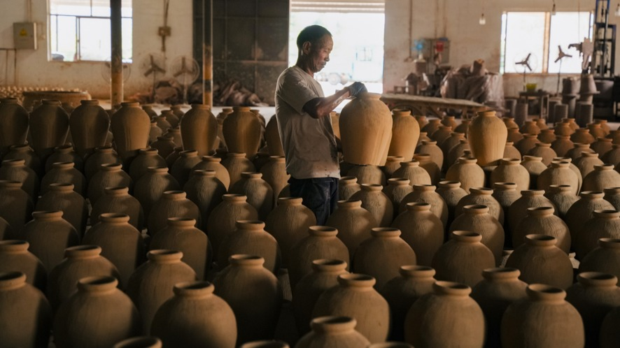 ChinaEmb_Bo's tweet photo. En Zhejiang, una antigua técnica de fabricación de tinajas sigue dando forma a la memoria cultural y al desarrollo rural.🏺
Los artesanos preservan una tradición cerámica reconocida como patrimonio cultural inmaterial , manteniendo vivos saberes transmitidos por generaciones.
Esta práctica no solo protege una herencia artesanal: también genera empleo, dinamiza la economía local y fortalece la identidad de las comunidades rurales.🌾
China demuestra que modernizar no significa dejar atrás las raíces, sino abrir nuevos caminos para que la cultura siga creando valor, pertenencia y futuro.🧶
La historia completa permite descubrir cómo una tradición ancestral impulsa desarrollo local:
https://t.co/z3OBUCLGZM
#PatrimonioVivo #ZhejiangCultural #ArtesaníaChina #DesarrolloRural