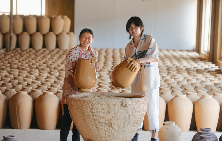 ChinaEmb_Bo's tweet photo. En Zhejiang, una antigua técnica de fabricación de tinajas sigue dando forma a la memoria cultural y al desarrollo rural.🏺
Los artesanos preservan una tradición cerámica reconocida como patrimonio cultural inmaterial , manteniendo vivos saberes transmitidos por generaciones.
Esta práctica no solo protege una herencia artesanal: también genera empleo, dinamiza la economía local y fortalece la identidad de las comunidades rurales.🌾
China demuestra que modernizar no significa dejar atrás las raíces, sino abrir nuevos caminos para que la cultura siga creando valor, pertenencia y futuro.🧶
La historia completa permite descubrir cómo una tradición ancestral impulsa desarrollo local:
https://t.co/z3OBUCLGZM
#PatrimonioVivo #ZhejiangCultural #ArtesaníaChina #DesarrolloRural