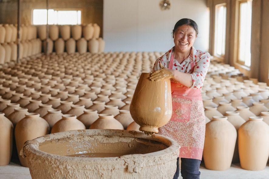 ChinaEmb_Bo's tweet photo. En Zhejiang, una antigua técnica de fabricación de tinajas sigue dando forma a la memoria cultural y al desarrollo rural.🏺
Los artesanos preservan una tradición cerámica reconocida como patrimonio cultural inmaterial , manteniendo vivos saberes transmitidos por generaciones.
Esta práctica no solo protege una herencia artesanal: también genera empleo, dinamiza la economía local y fortalece la identidad de las comunidades rurales.🌾
China demuestra que modernizar no significa dejar atrás las raíces, sino abrir nuevos caminos para que la cultura siga creando valor, pertenencia y futuro.🧶
La historia completa permite descubrir cómo una tradición ancestral impulsa desarrollo local:
https://t.co/z3OBUCLGZM
#PatrimonioVivo #ZhejiangCultural #ArtesaníaChina #DesarrolloRural