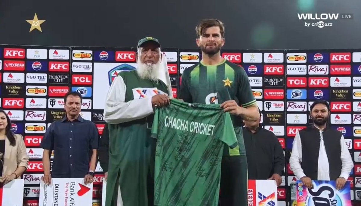 CallMeSheri1_'s tweet photo. Shaheen Afridi presented a signed jersey to Chacha Cricket for his contribution to Pakistan cricket. 🇵🇰 https://t.co/RhfnTp5RbX