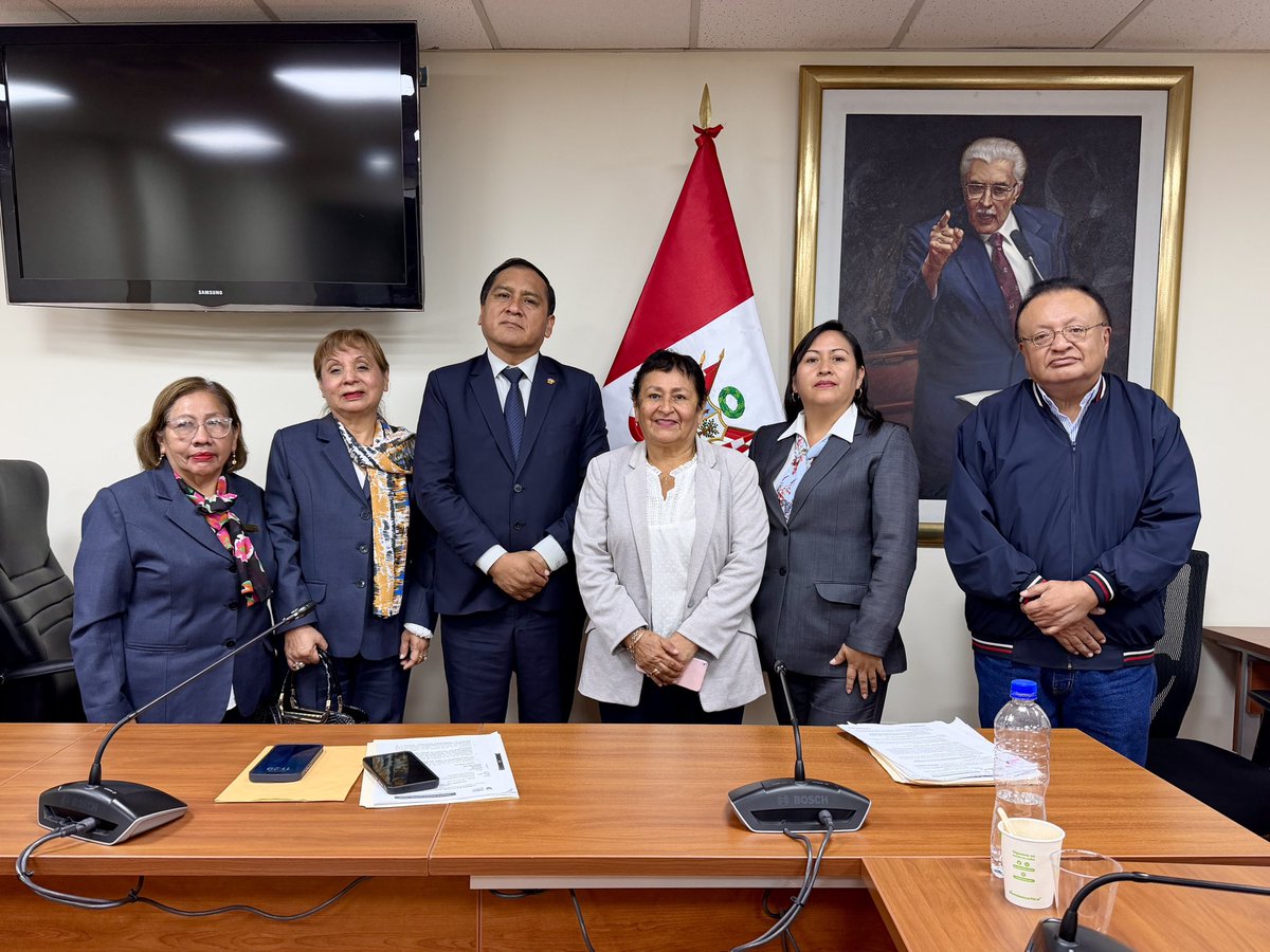 GP_PeruLibre's tweet photo. 🗣️ #Audiencia | 👩🏻‍🏫💼✊🏼Nuestro portavoz titular, @flaviocruzperu se reunió con docentes de institutos superiores, con quienes abordaron la iniciativa legislativa que incorpora la condición de sujeto activo del proceso de expropiación al Gobierno Regional de Ica en la Ley N° 30960. https://t.co/fCHwISimp7