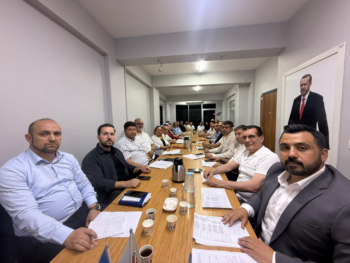 ak_karabaglar's tweet photo. İlçe Başkanımız Sn. @hseyinuzun12 başkanlığında,Yönetim Kurulu Üyelerimizin katılımıyla haftalık yönetim kurulu toplantımızı gerçekleştirdik.

Birlik ve beraberlik içinde ilçemiz için çalışmaya, üretmeye devam ediyoruz! 

Alınan kararların ilçemize ve teşkilatımıza hayırlı olmasını diliyoruz.

@Bilalsaygili 
@eyupkadirinan 
@abuyukgumus 
@acarfaruka 
@adnangunnar