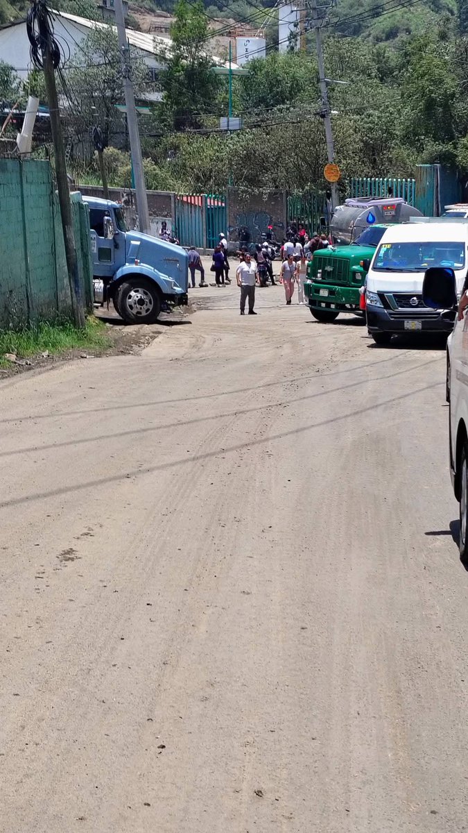 Huitzquillocan2's tweet photo. Reportan que la carretera Santiago Yancuitlalpan-Jesús del Monte se encuentra totalmente bloqueada por vecinos de la colonia La Galicia, exigen ayuda por la inundación de ayer. 
Ojalá también exijan el retiro de las pipas.
#Huixquilucan https://t.co/sa3QhE4esC