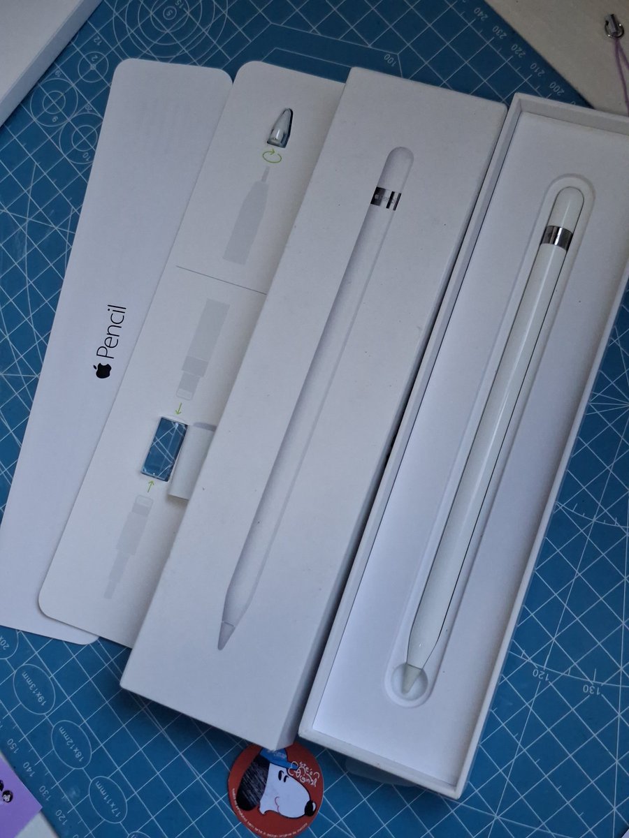 stetszy's tweet photo. gente to vendendo uma apple pencil 1st gen ! bem mais barato doq paguei 🥲 infelizmente nao eh compativel com meu ipad atual :(

quem tiver interesse so me chamar q envio essa semana ainda (vem com adaptador e tudo completinho https://t.co/bM7kvUce5U