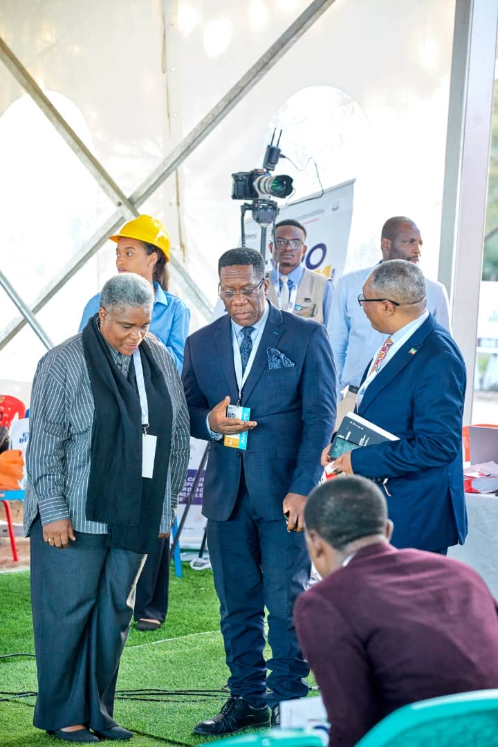 azesrdc's tweet photo. En marge des échanges tenus à l’Expobéton, le Directeur Général Adjoint de l’AZES s’est entretenu avec l’Ambassadeur de l’Éthiopie autour des opportunités de coopération en matière de Zones Économiques Spéciales (ZES).

Les discussions ont porté notamment sur :

• La mise en place d’une politique de collaboration entre la RDC et l’Éthiopie dans le domaine des ZES ;
• Les mécanismes de protection et de sécurisation des investisseurs.

À cette occasion, l’Ambassadeur de l’Éthiopie a exprimé le souhait d’inviter officiellement l’AZES en Éthiopie afin de favoriser un partage d’expériences et de bonnes pratiques en matière de développement industriel et d’attractivité économique.

#AZES #Expobéton #ZES #RDC #Éthiopie #Coopération #Investissement #Industrialisation #DéveloppementÉconomique #Partenariat #TransformationLocale
