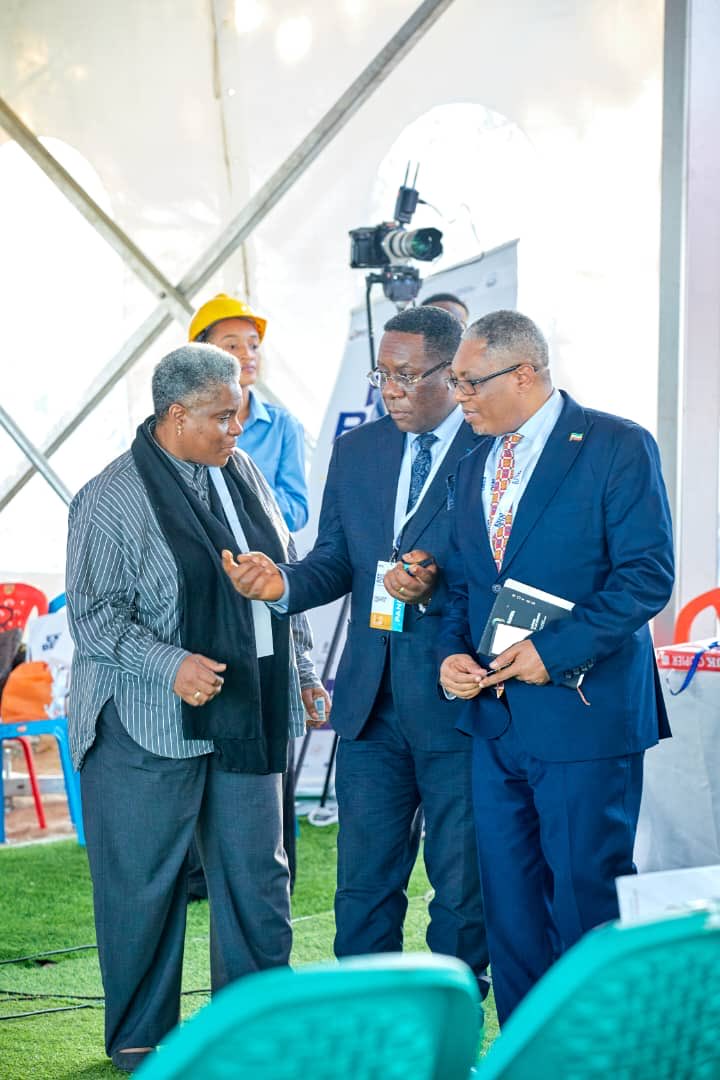 azesrdc's tweet photo. En marge des échanges tenus à l’Expobéton, le Directeur Général Adjoint de l’AZES s’est entretenu avec l’Ambassadeur de l’Éthiopie autour des opportunités de coopération en matière de Zones Économiques Spéciales (ZES).

Les discussions ont porté notamment sur :

• La mise en place d’une politique de collaboration entre la RDC et l’Éthiopie dans le domaine des ZES ;
• Les mécanismes de protection et de sécurisation des investisseurs.

À cette occasion, l’Ambassadeur de l’Éthiopie a exprimé le souhait d’inviter officiellement l’AZES en Éthiopie afin de favoriser un partage d’expériences et de bonnes pratiques en matière de développement industriel et d’attractivité économique.

#AZES #Expobéton #ZES #RDC #Éthiopie #Coopération #Investissement #Industrialisation #DéveloppementÉconomique #Partenariat #TransformationLocale