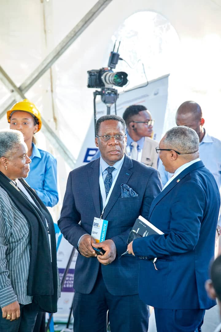 azesrdc's tweet photo. En marge des échanges tenus à l’Expobéton, le Directeur Général Adjoint de l’AZES s’est entretenu avec l’Ambassadeur de l’Éthiopie autour des opportunités de coopération en matière de Zones Économiques Spéciales (ZES).

Les discussions ont porté notamment sur :

• La mise en place d’une politique de collaboration entre la RDC et l’Éthiopie dans le domaine des ZES ;
• Les mécanismes de protection et de sécurisation des investisseurs.

À cette occasion, l’Ambassadeur de l’Éthiopie a exprimé le souhait d’inviter officiellement l’AZES en Éthiopie afin de favoriser un partage d’expériences et de bonnes pratiques en matière de développement industriel et d’attractivité économique.

#AZES #Expobéton #ZES #RDC #Éthiopie #Coopération #Investissement #Industrialisation #DéveloppementÉconomique #Partenariat #TransformationLocale