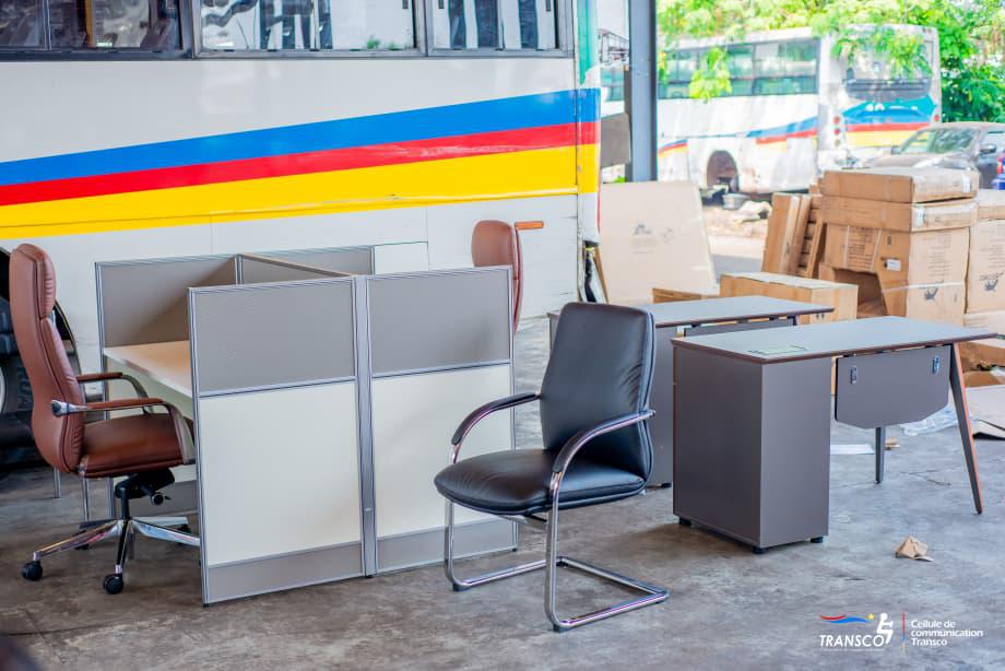 OlivierDomyBey1's tweet photo. 🔴#RDC🇨🇩 |#TRANSCO
*Après plus de 13 années passées avec les mêmes bureaux, les mêmes chaises et les mêmes équipements, une nouvelle page s’ouvre pour les agents de Transco.*

*Aujourd’hui, grâce au bon managérial du directeur général  @CKilubu , l’entreprise franchit une étape importante dans l’amélioration des conditions de travail de son personnel grâce à la dotation de nouveaux mobiliers pour l’ensemble des services.*

*Cet investissement témoigne de la volonté de la Direction Générale de placer le bien-être des agents au cœur de son action, convaincue que la performance de l’entreprise repose avant tout sur des femmes et des hommes évoluant dans un environnement de travail moderne, fonctionnel et digne.*

_Transco avance, Transco se modernise.
@FelixUdps @bembajp @SuminwaJudith