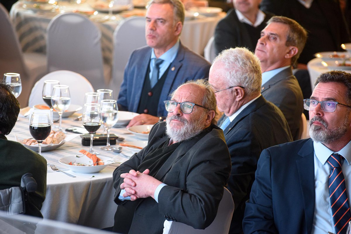 MIEM_Uruguay's tweet photo. El ministro interino, @DanielOlesker, participó del Día del Exportador, evento organizado por el @BROU_uy la @Uniondeexport. El evento contó con la presencia del presidente @OrsiYamandu, entre otras autoridades nacionales, representantes diplomáticos, y empresarios y empresarias. https://t.co/V1WdWUTMCE